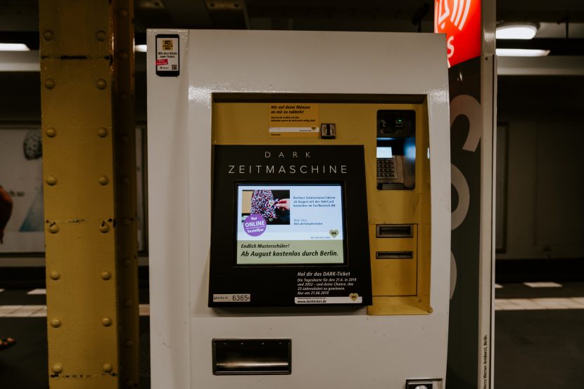 Self Service Kiosk, Self Service Kiosk Everywhere claudio schwarz 2WNRmEJla7A unsplash 1 830x554 - Self Service Kiosk, Self Service Kiosk Everywhere